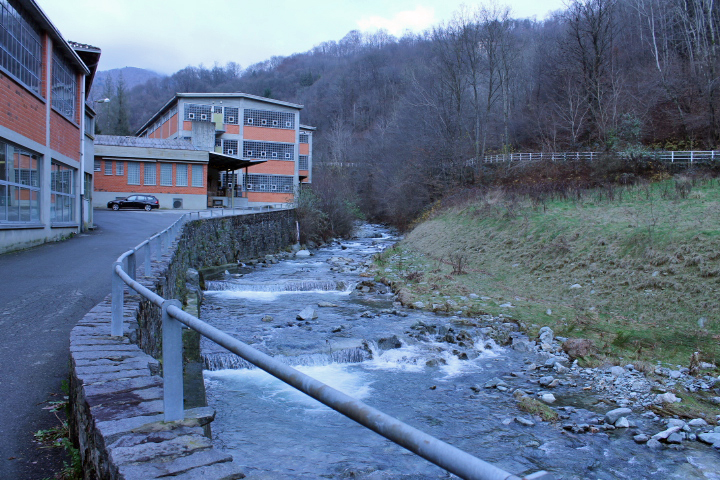 工場外観 カルロ・バルベラの生地を独特な柔らかなタッチにする為に欠かせない川。