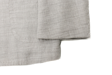 軽やかさを纏うダブルブレストスタイル