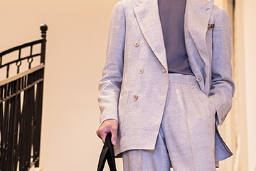 軽やかさを纏うダブルブレストスタイル