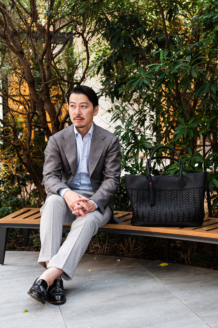 上質さが際立つ、バッグのある装い